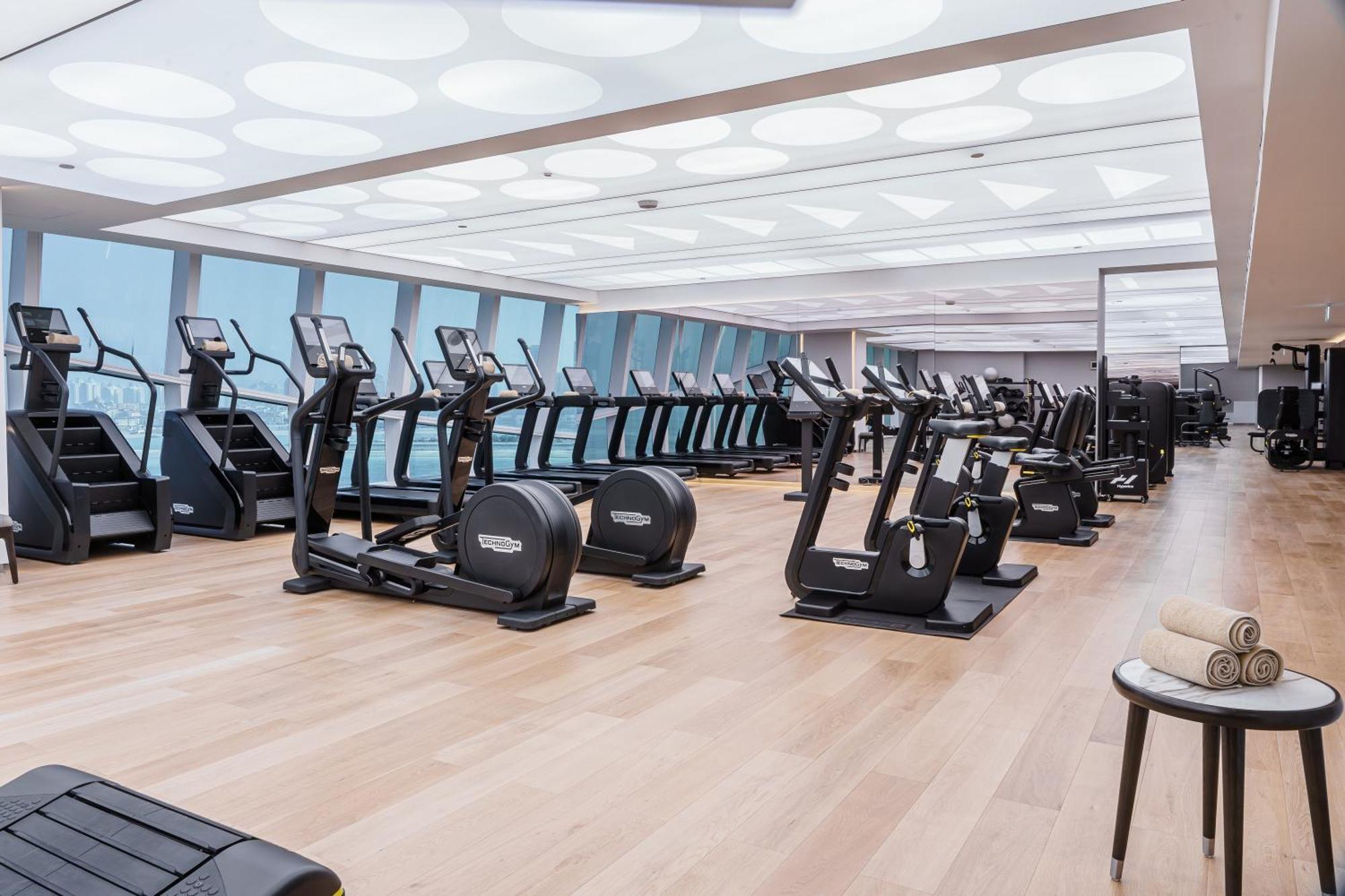 Fairmont Doha Hotel Lusail ภายนอก รูปภาพ The gym at the 100 East 53rd Street building