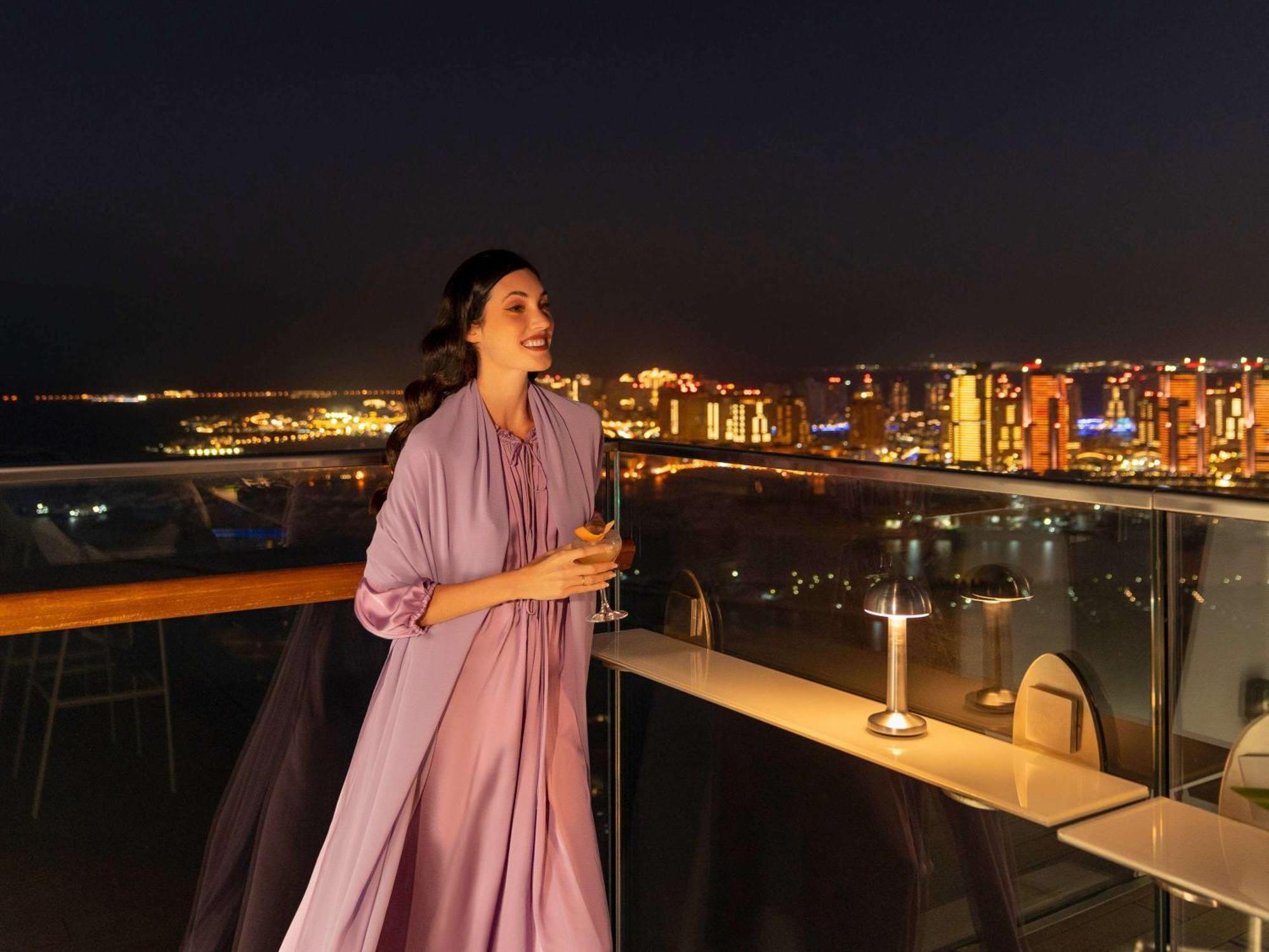 Fairmont Doha Hotel Lusail ภายนอก รูปภาพ A woman wearing an abaya
