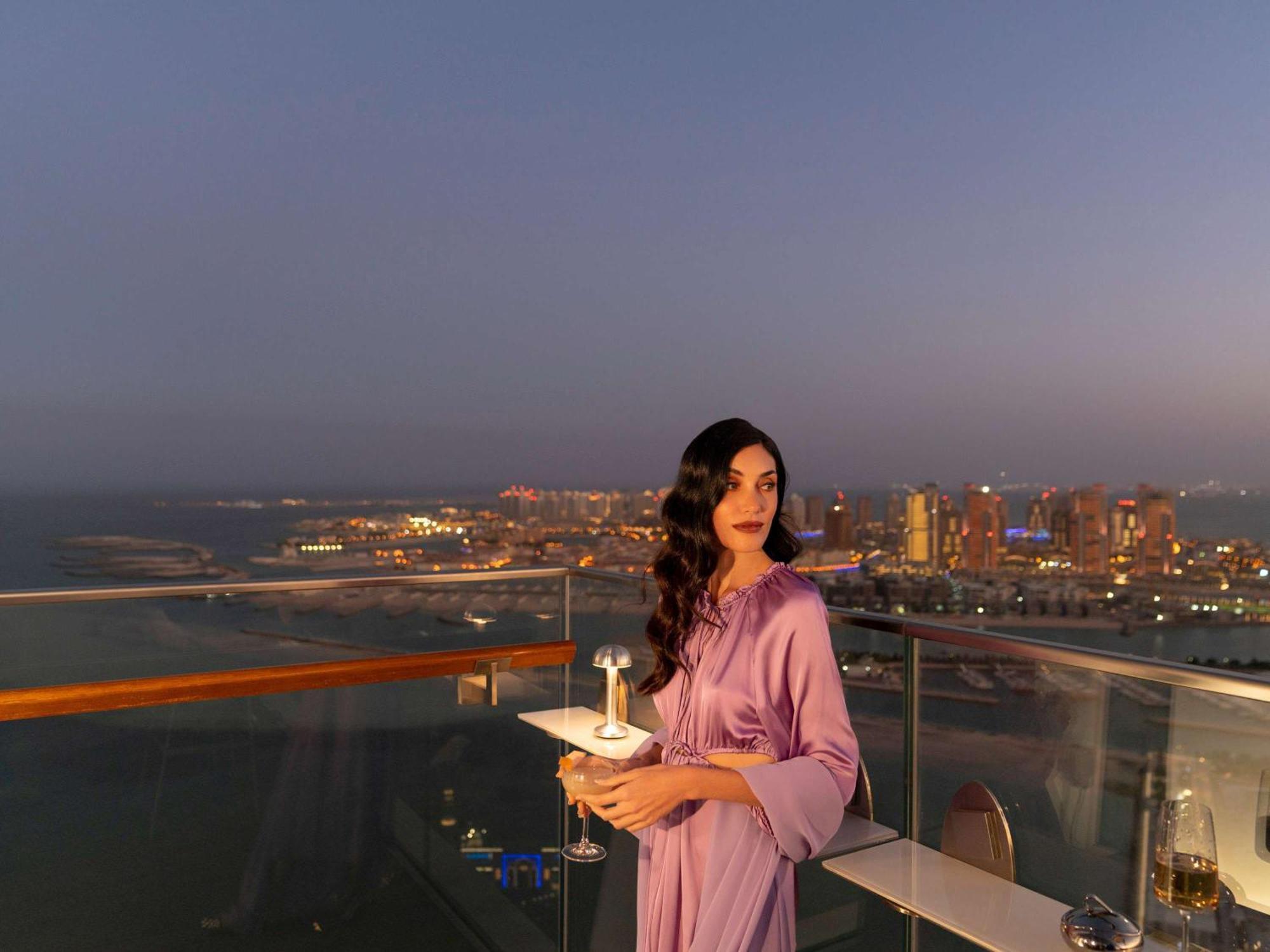 Fairmont Doha Hotel Lusail ภายนอก รูปภาพ A woman in Dubai