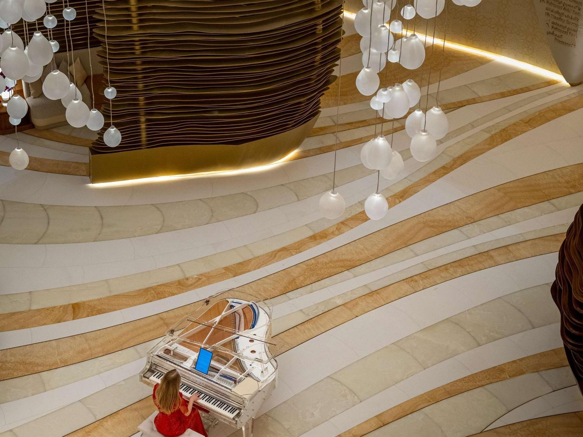 Fairmont Doha Hotel Lusail ภายนอก รูปภาพ The piano in the lobby