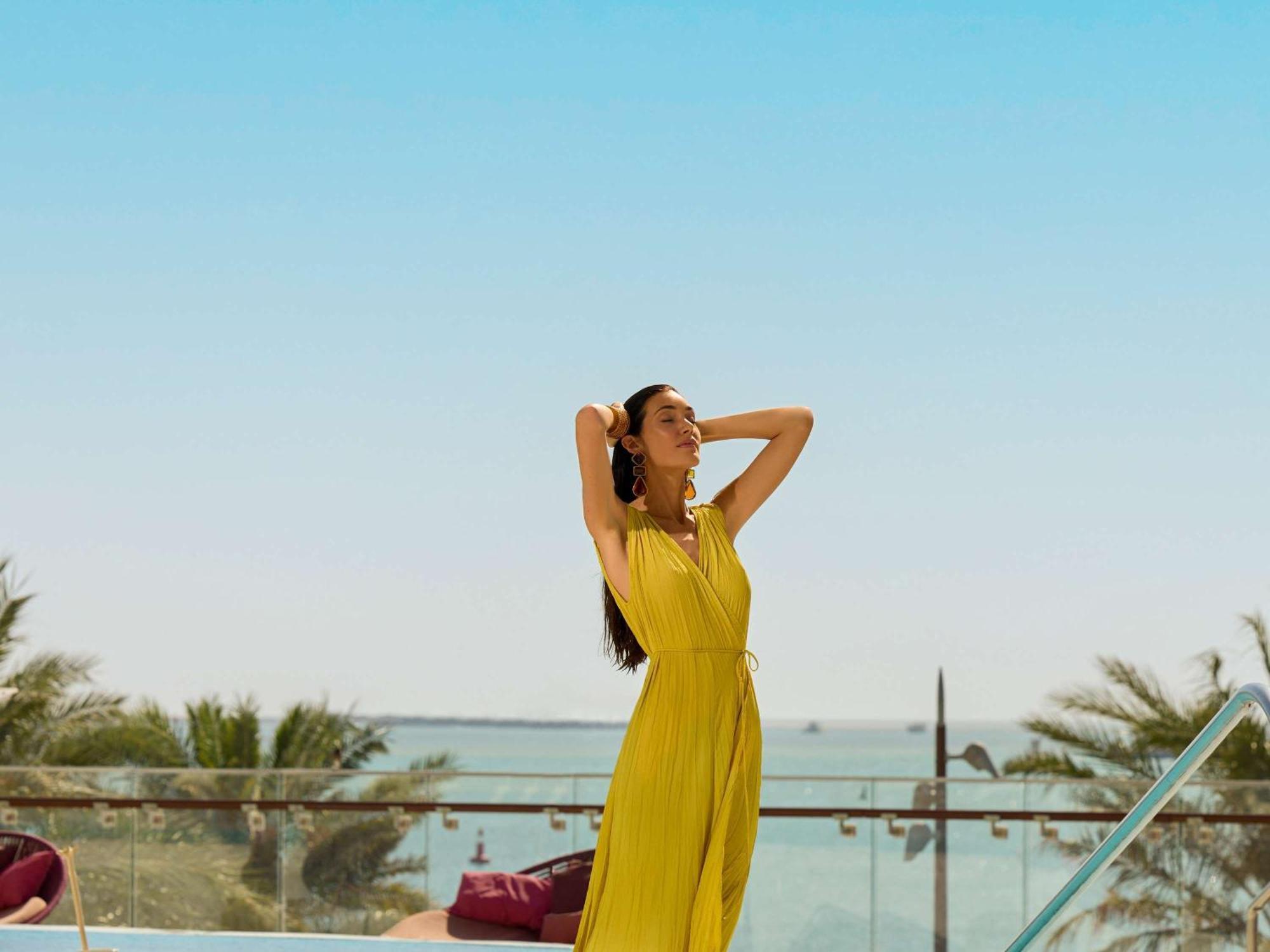 Fairmont Doha Hotel Lusail ภายนอก รูปภาพ A woman in a yellow dress