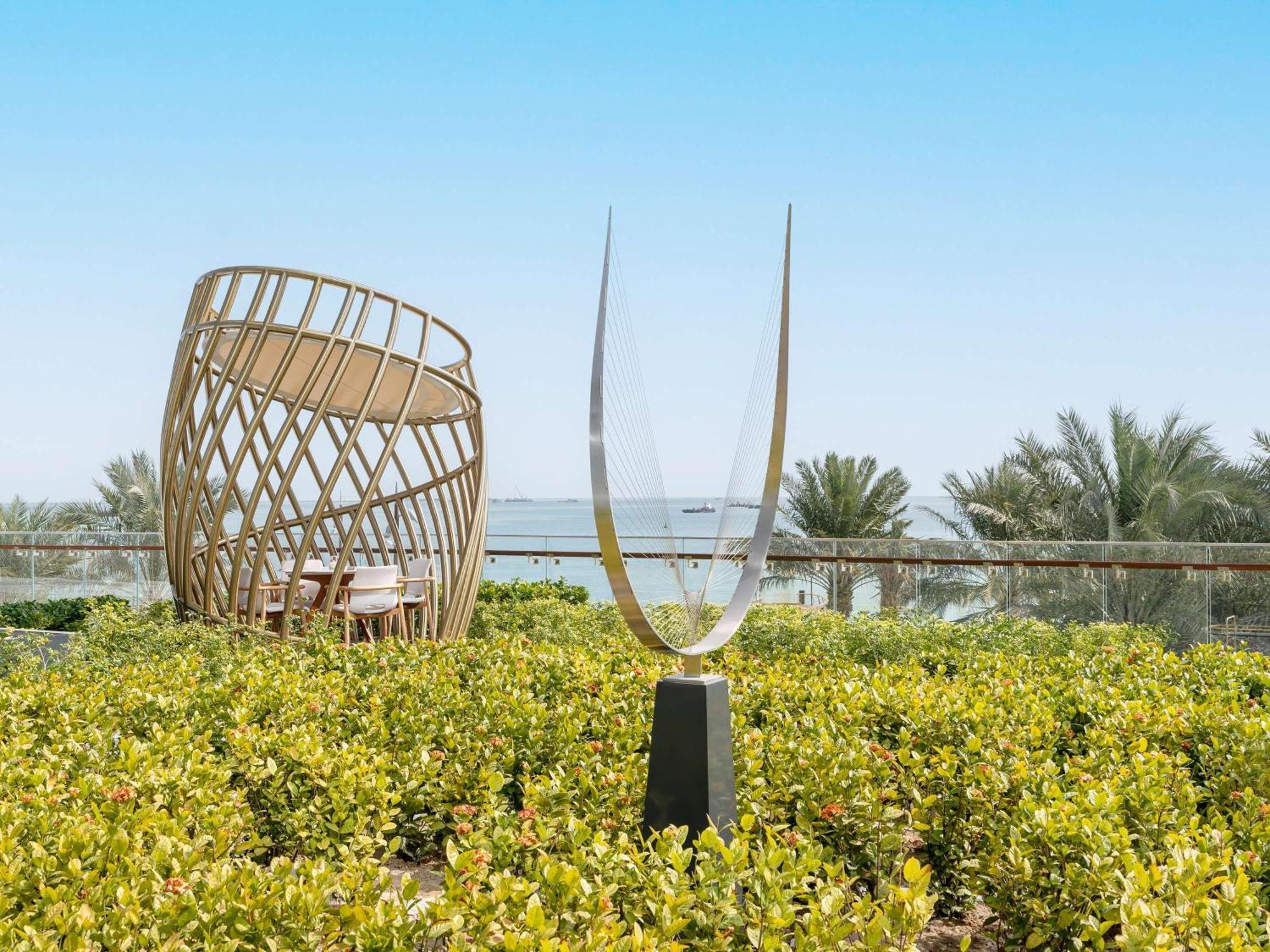Fairmont Doha Hotel Lusail ภายนอก รูปภาพ The sculpture "The Spirit of the Sea" by the artist Yaacov Agam