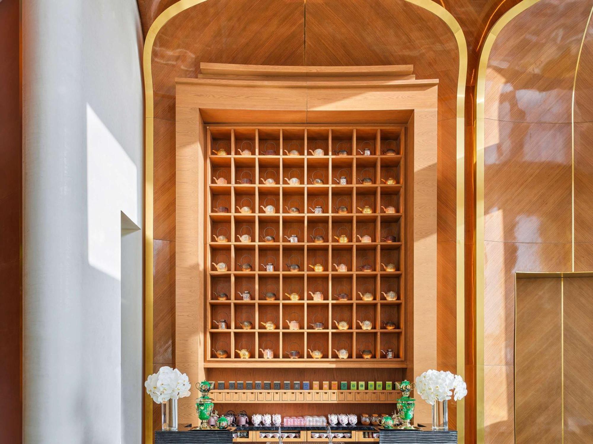 Fairmont Doha Hotel Lusail ภายนอก รูปภาพ A bell desk at the Mandarin Oriental, Hong Kong