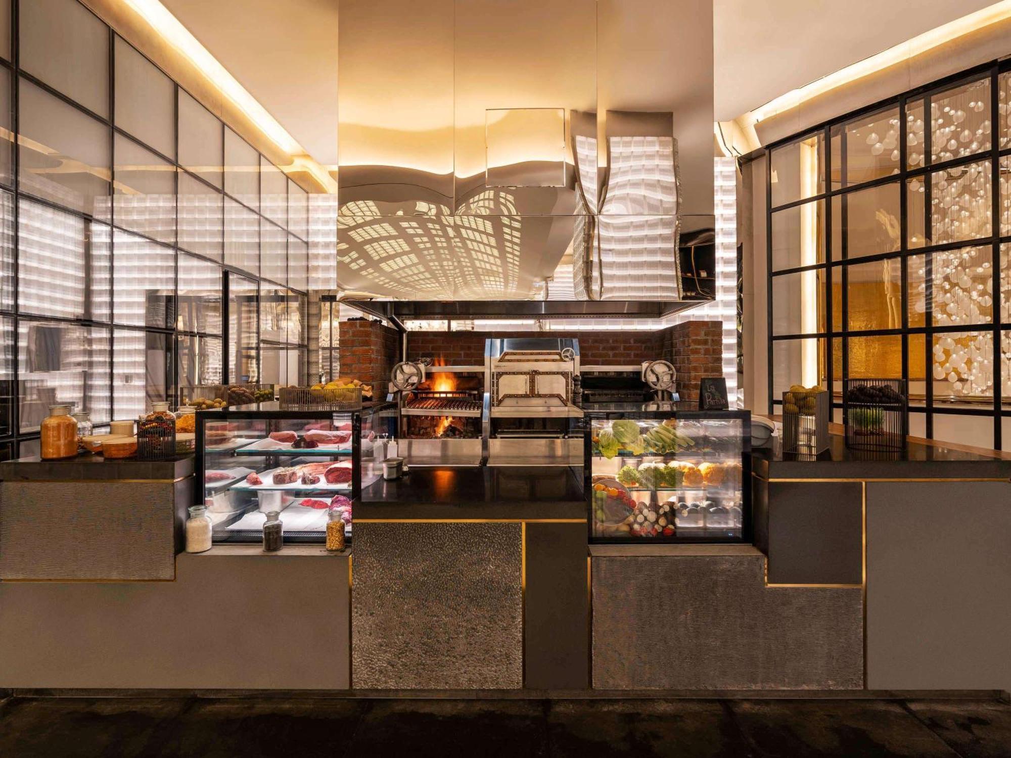 Fairmont Doha Hotel Lusail ภายนอก รูปภาพ The kitchen at the restaurant