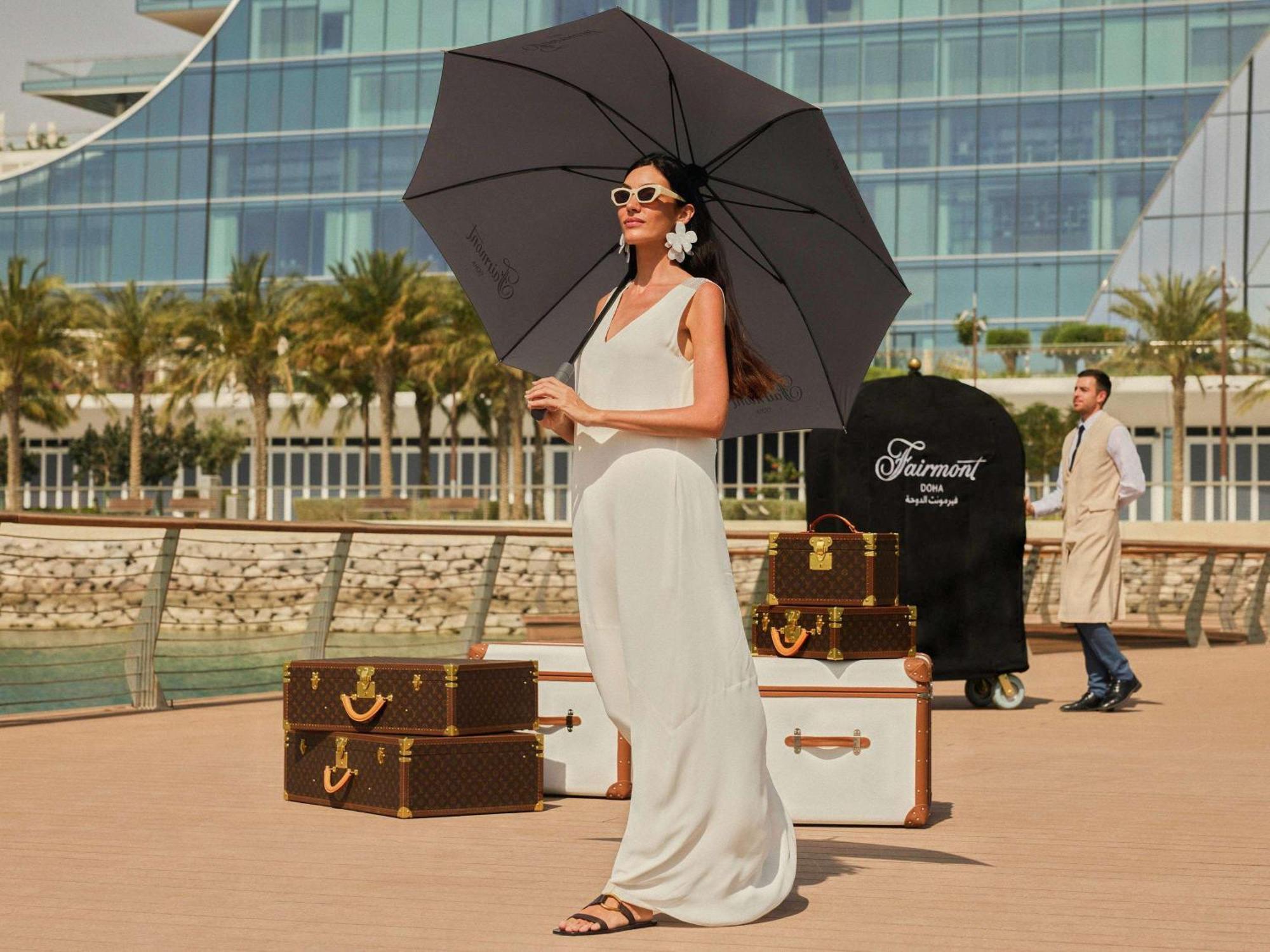 Fairmont Doha Hotel Lusail ภายนอก รูปภาพ A woman with a large umbrella