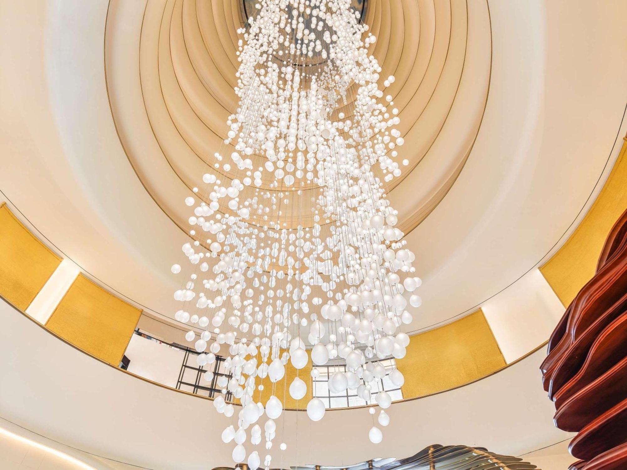 Fairmont Doha Hotel Lusail ภายนอก รูปภาพ The chandelier at the lobby
