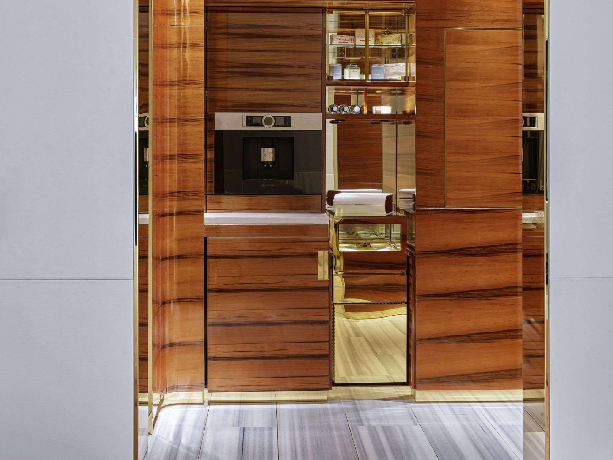 Fairmont Doha Hotel Lusail ภายนอก รูปภาพ A kitchen by the Italian company Snaidero